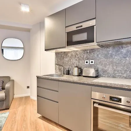 Spacious Flat With 3-bedroom In